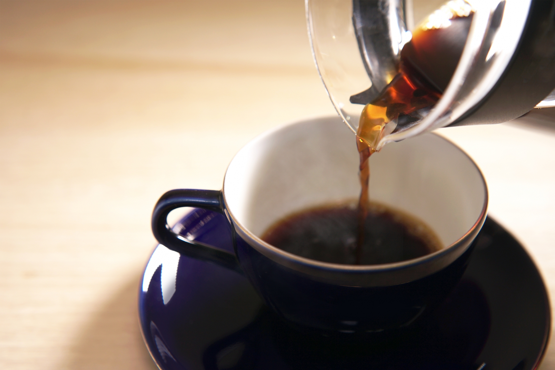 カップにコーヒーを注いでいる写真